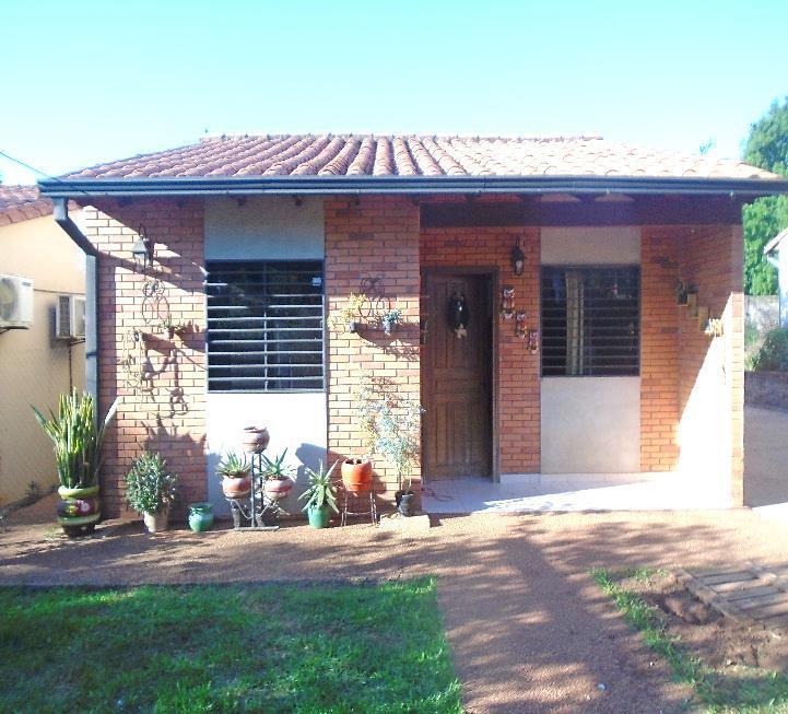 ÑEMBY - Cañadita. SUPERFICIE 360 mts² VIVIENDA VIVIENDA FAMILIAR
* ocupada. La propiedad se encuentra a 950 mts de la Ruta PY01 (Acceso Sur). Cuenta con:
Hall de acceso, Living comedor cocina
, Dos dormitorios
, Baño familiar
, Galería cubierta
, Muros bajos
, Portones metálicos de acceso
, peatonal y vehicular
, Terreno Alto y Plano. Medidas del terreno: 27 x 13 mts.