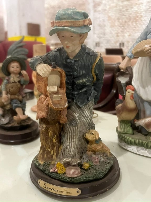 Figura decorativa Santini Italian Style, mujer con sombrero junto a buzon y perro. Base de madera. Santini - Italia