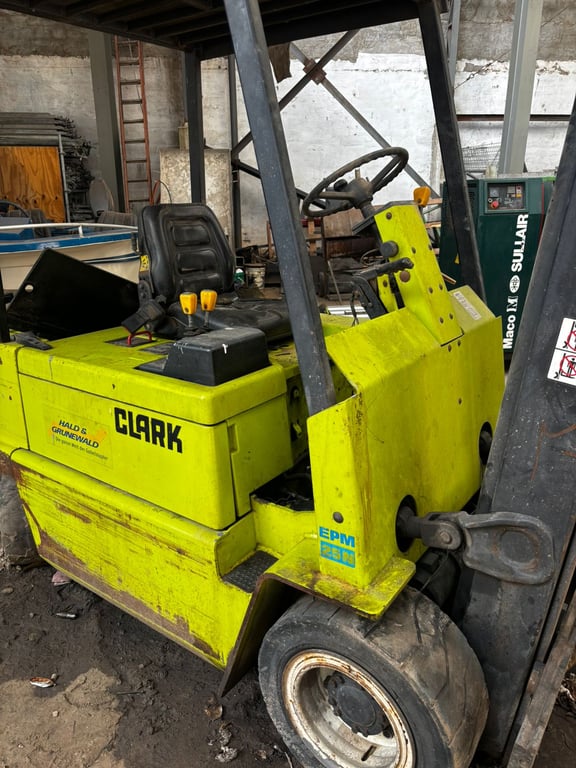 Subasta de montacargas, artículos de ferretería y otros