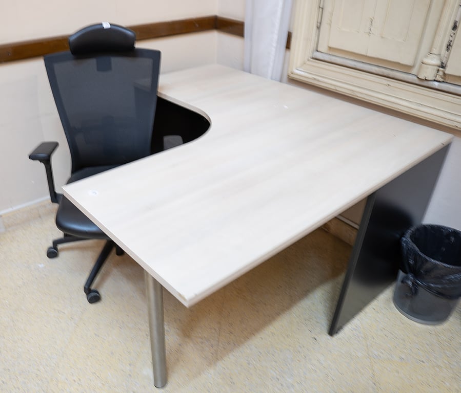 Escritorio en forma de L + silla de oficina