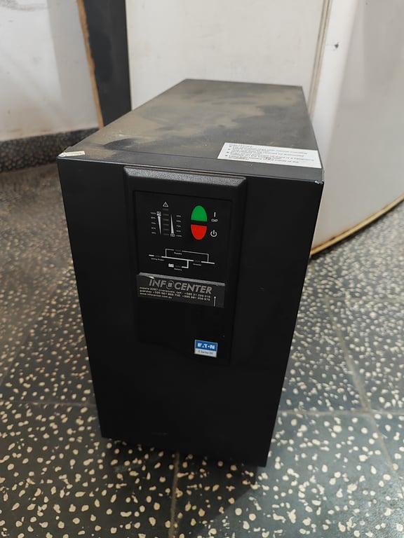 1 UPS con cable de poder (se desconoce el funcionamiento)