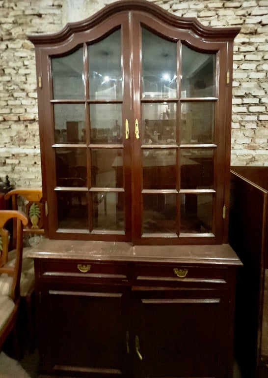 Aparador clásico de comedor en madera oscura maciza con herrajes de bronce. Tamaño aproximado Largo 2,50 m- profundidad 60 cm - altura 100 cm . Mueble robusto y elegante.  + Cristalero