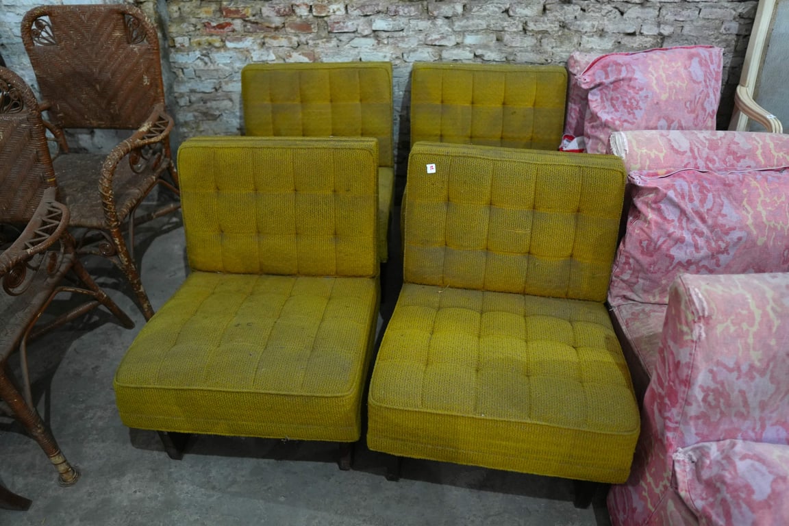 4 sillones bajos color mostaza