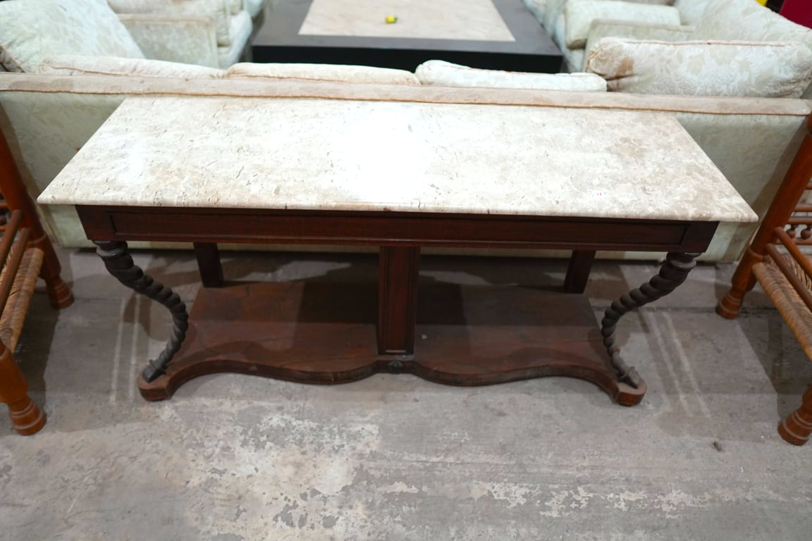 Consola de madera con tapa de mármol. ESTILO COLONIAL ESPAÑOL/CLASICO EUROPEO