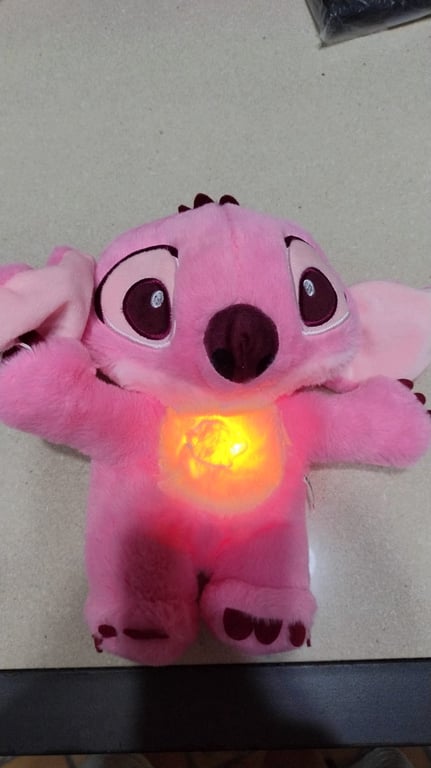 Stich Rosa Juguete terapéutico hipoalergénico, reproduce sonidos relajantes, luces y simula respiración