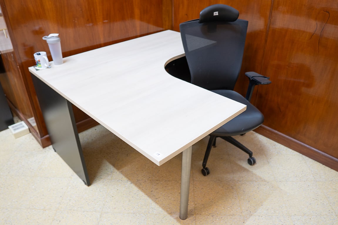 Escritorio en forma de L + silla de oficina
