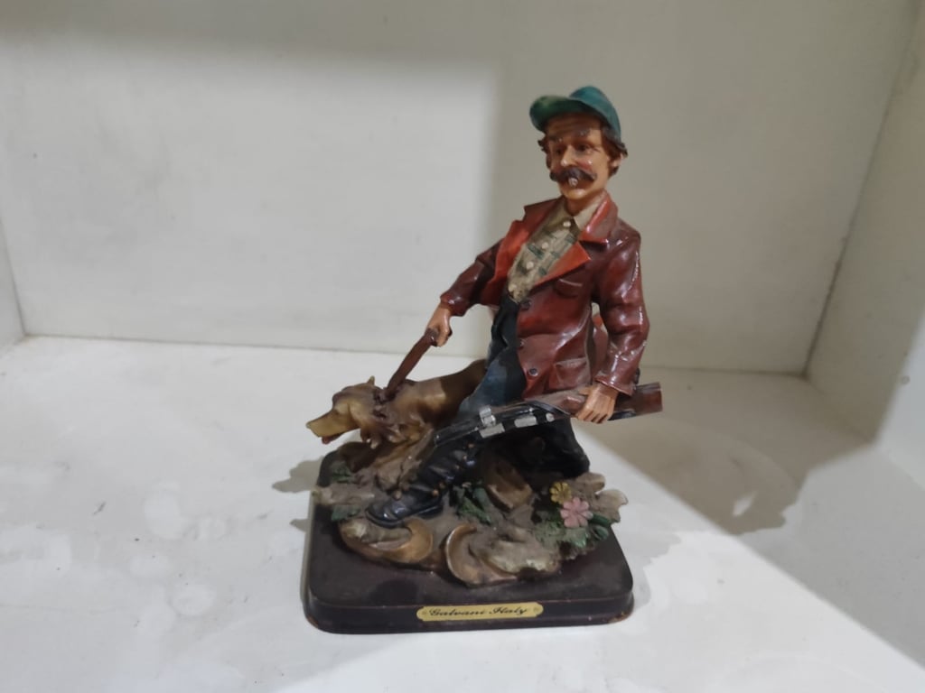 Figura decorativa Santini Italian Style, Cazador junto a su perro. Base de madera.
