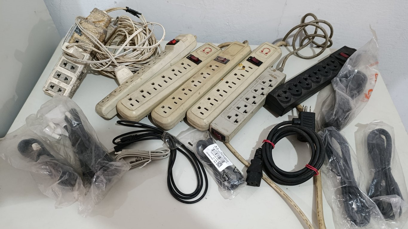 Zapatillas y cables varios *Se desconoce el funcionamiento