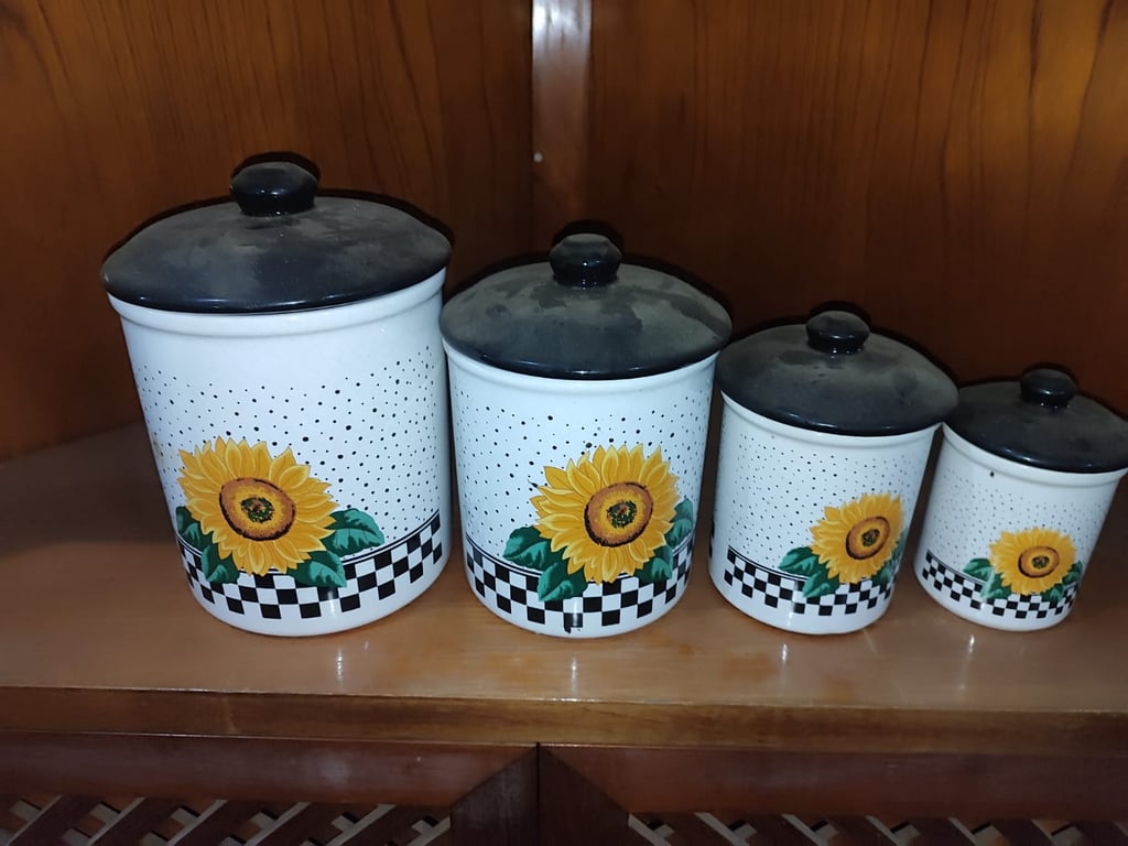 Juego de recipientes de cocina diseño de  Girasoles  vintage de girasoles son de los año 90.  Medidas sin tapa: Grande 17,78 cm. Segundo más grande 15.24 cm. Tercero más grande 12.7 cm. Más pequeño 10.16 cm