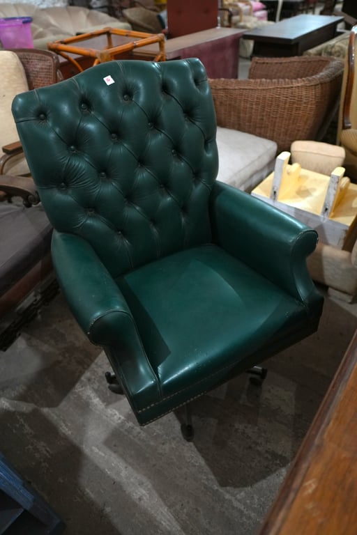 Juego de escritorio estío inglés/ Chesterfield. XVII: 1 Executive English Desk /mesa de Escritorio de madera maciza con vidrio, 1 Silla con ruedas de cuero verde captioned profundo, 2 sillones grandes forrados en verde haciendo juego captioned profundo + escritorio