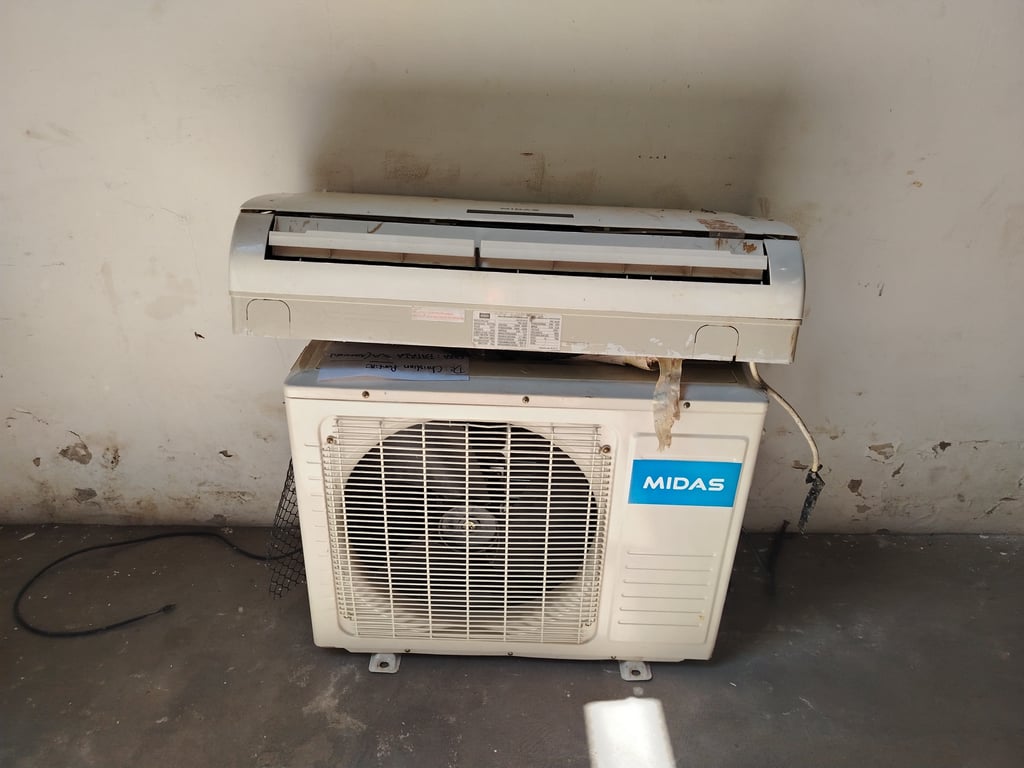 A. A MIDAS 12MIL BTU (SE DESCONOCE FUNCIONAMIENTO)