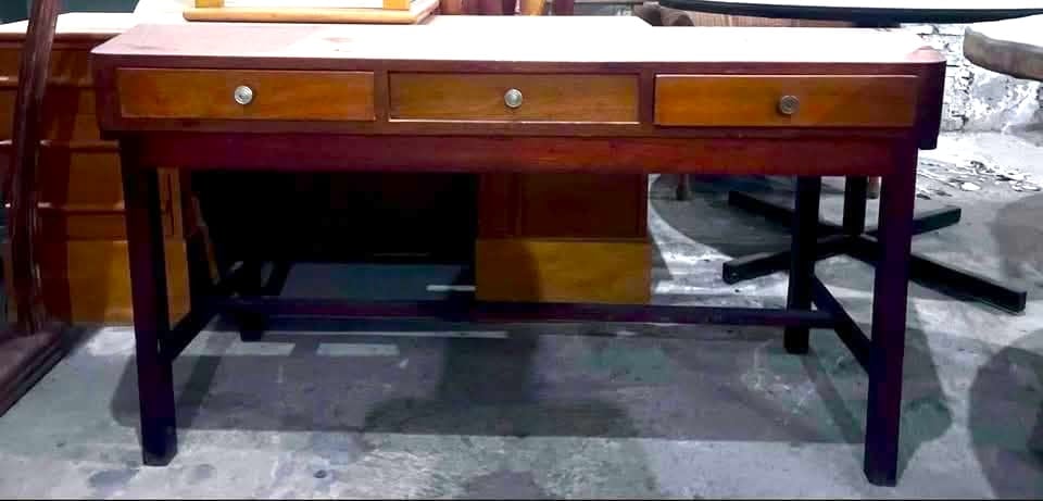 Escritorio de madera estilo clásico con 3 cajones frontales.
