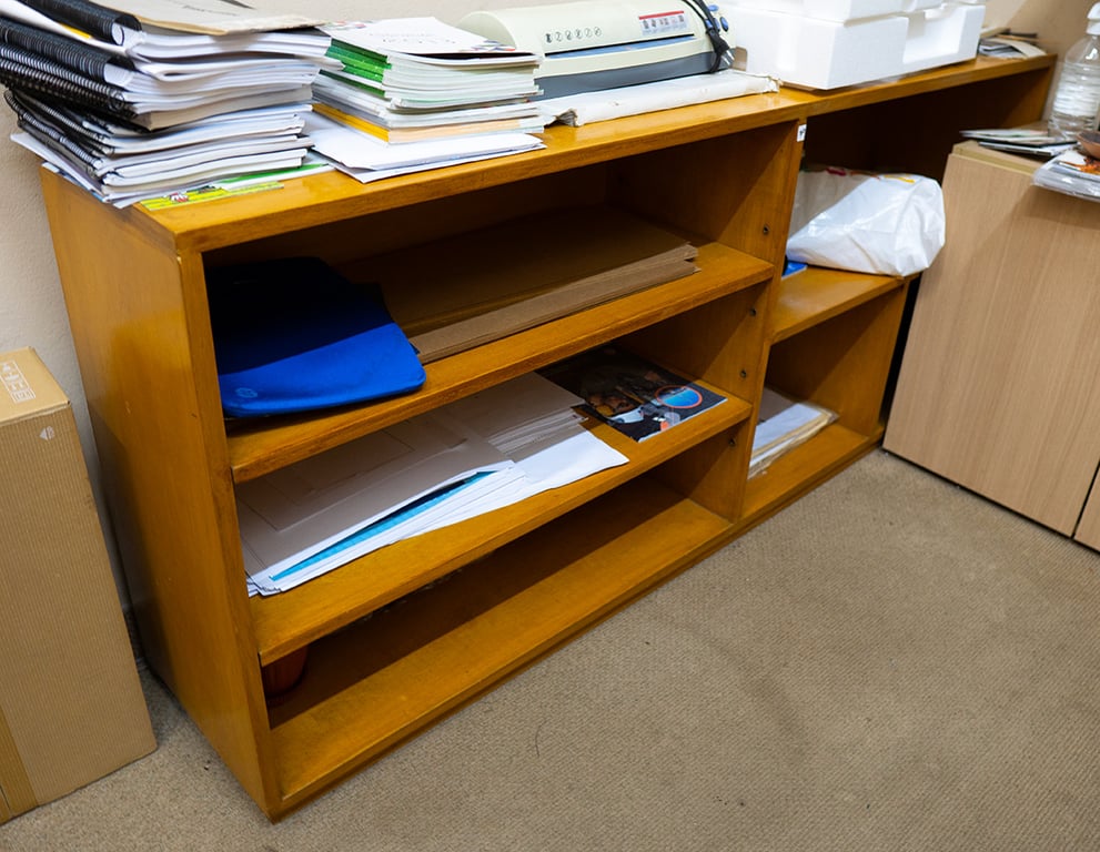 Estante bajo de madera. Falta una base