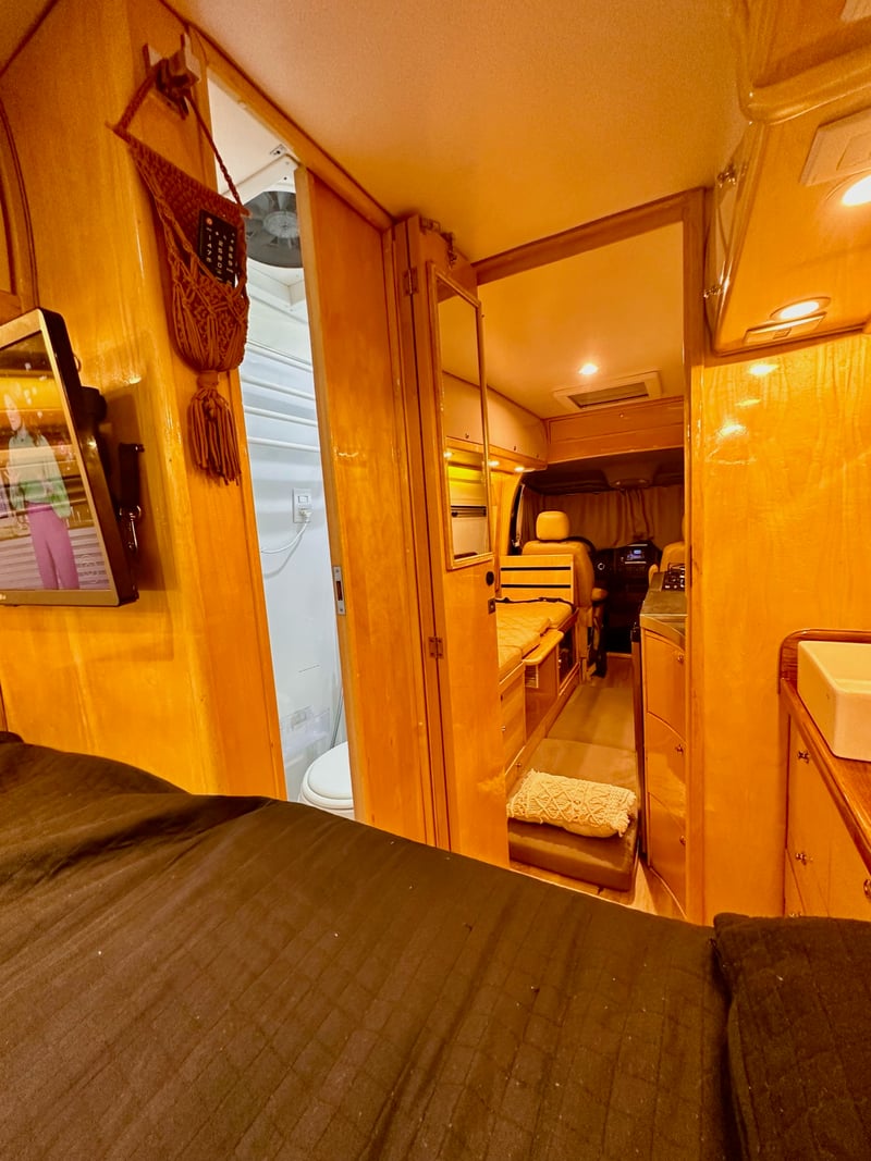 Quarto confortável de motorhome com cama de casal (2)