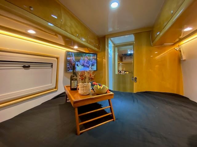 Quarto confortável de motorhome com cama de casal (7)