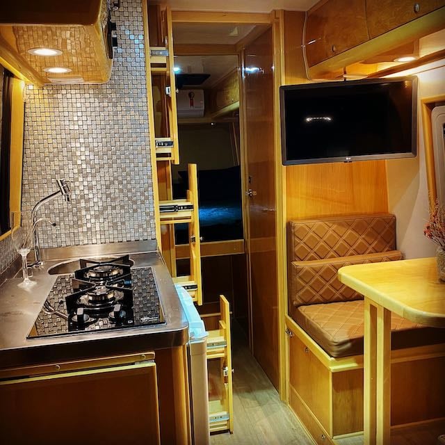 Interior premium do motorhome com smart TV e cozinha equipada (8)