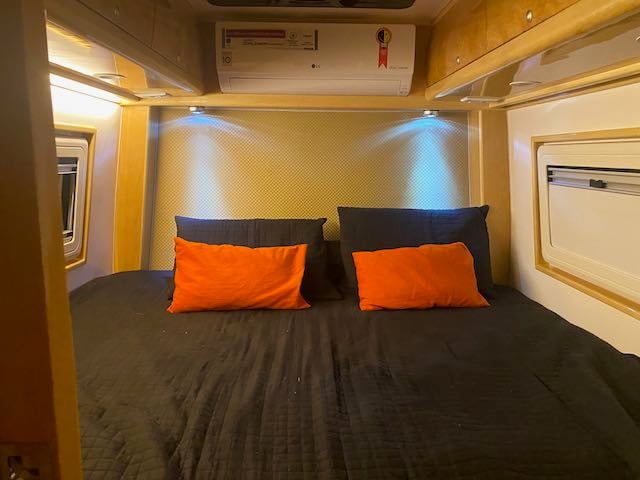 Quarto confortável de motorhome com cama de casal (8)