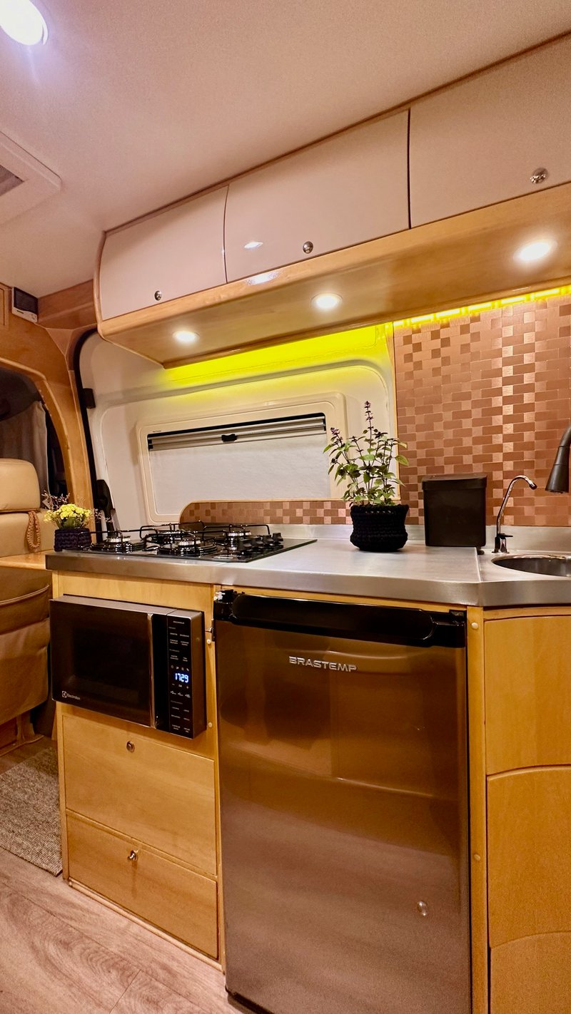 Interior premium do motorhome com smart TV e cozinha equipada (13)