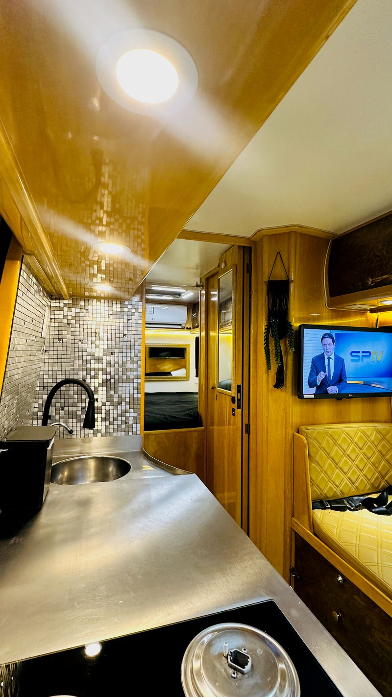 Interior premium do motorhome com smart TV e cozinha equipada (5)
