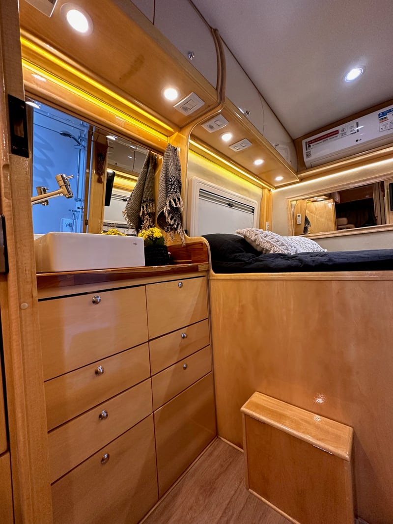 Quarto confortável de motorhome com cama de casal (5)