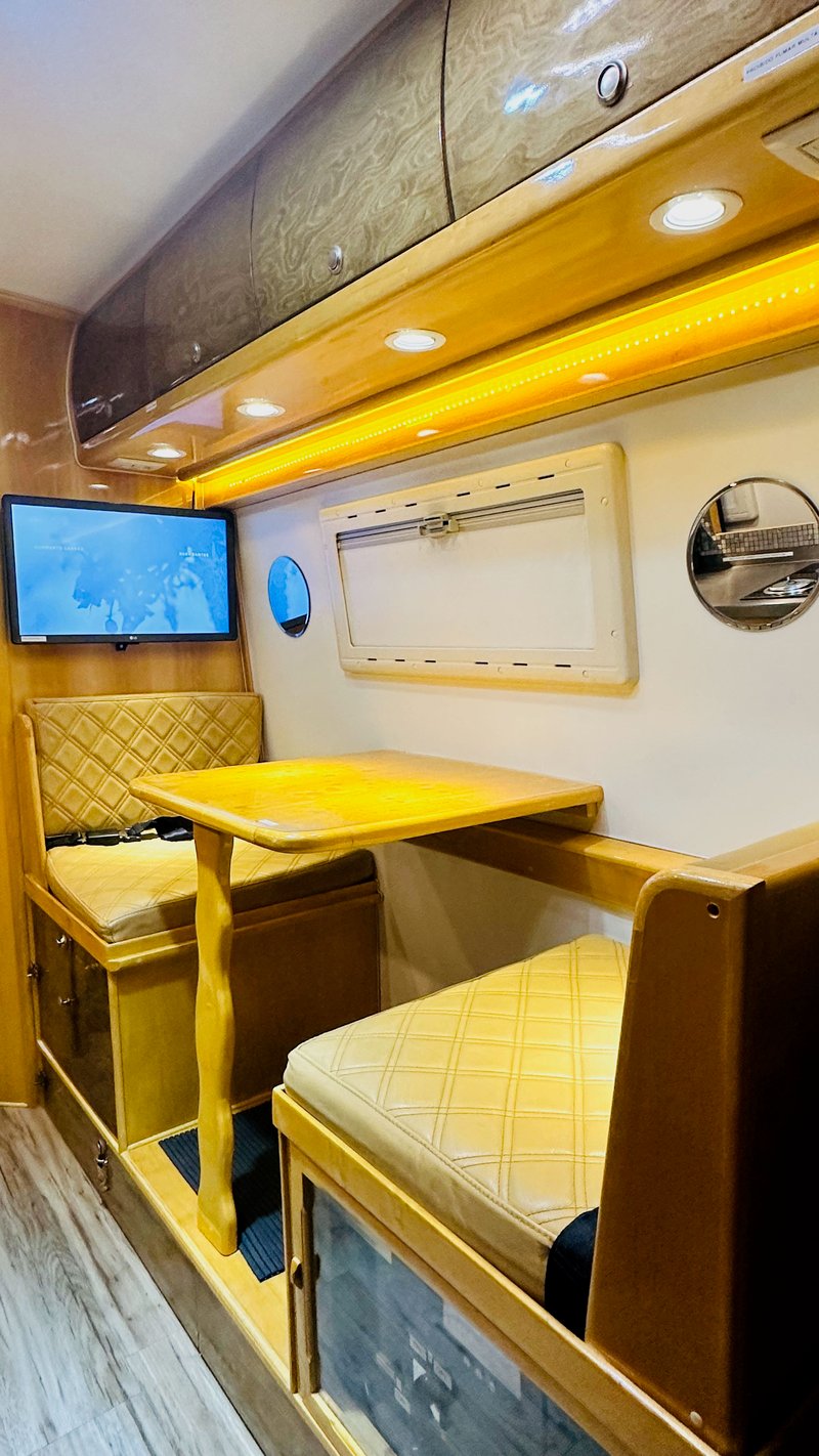 Interior premium do motorhome com smart TV e cozinha equipada (4)