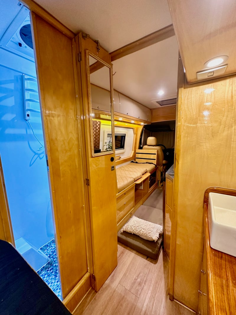 Interior premium do motorhome com smart TV e cozinha equipada (11)