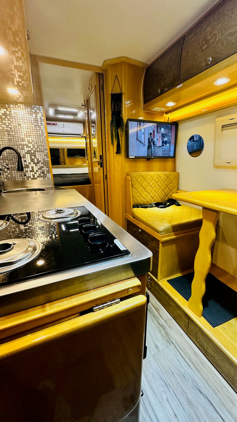 Interior premium do motorhome com smart TV e cozinha equipada (7)