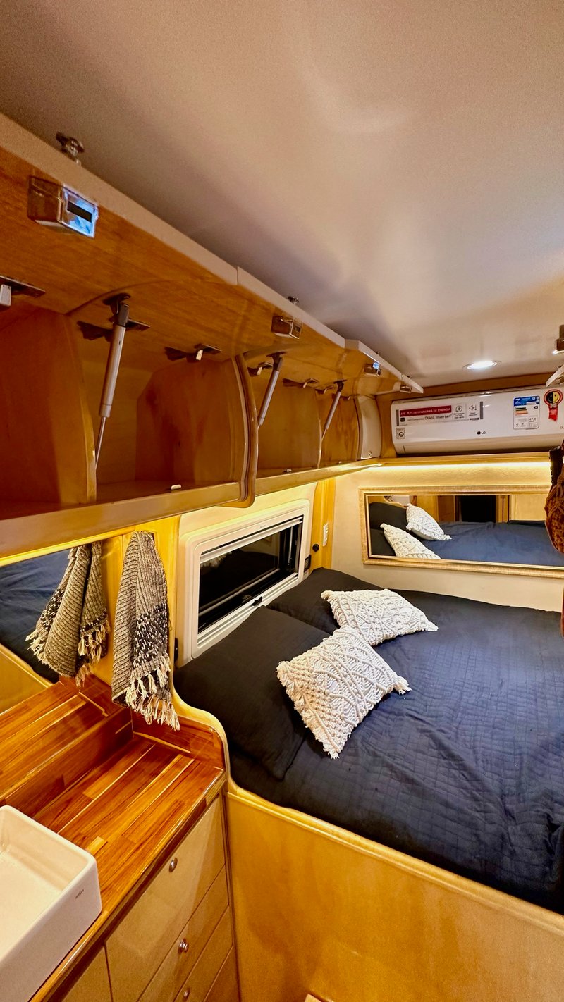 Quarto confortável de motorhome com cama de casal (4)