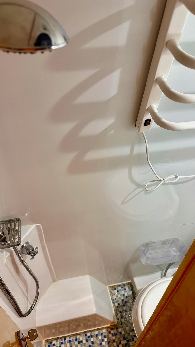 Banheiro do motorhome com box e ducha quente