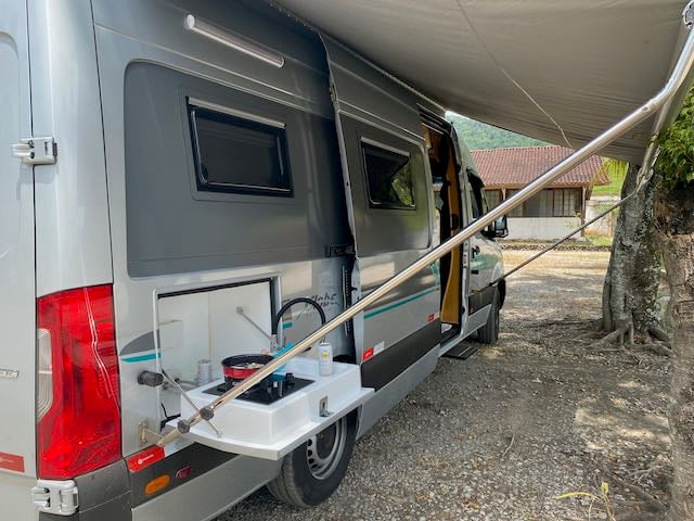Cozinha externa do motorhome equipada com cooktop e micro-ondas (7)