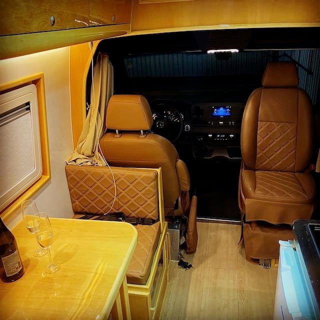 Interior premium do motorhome com smart TV e cozinha equipada (10)