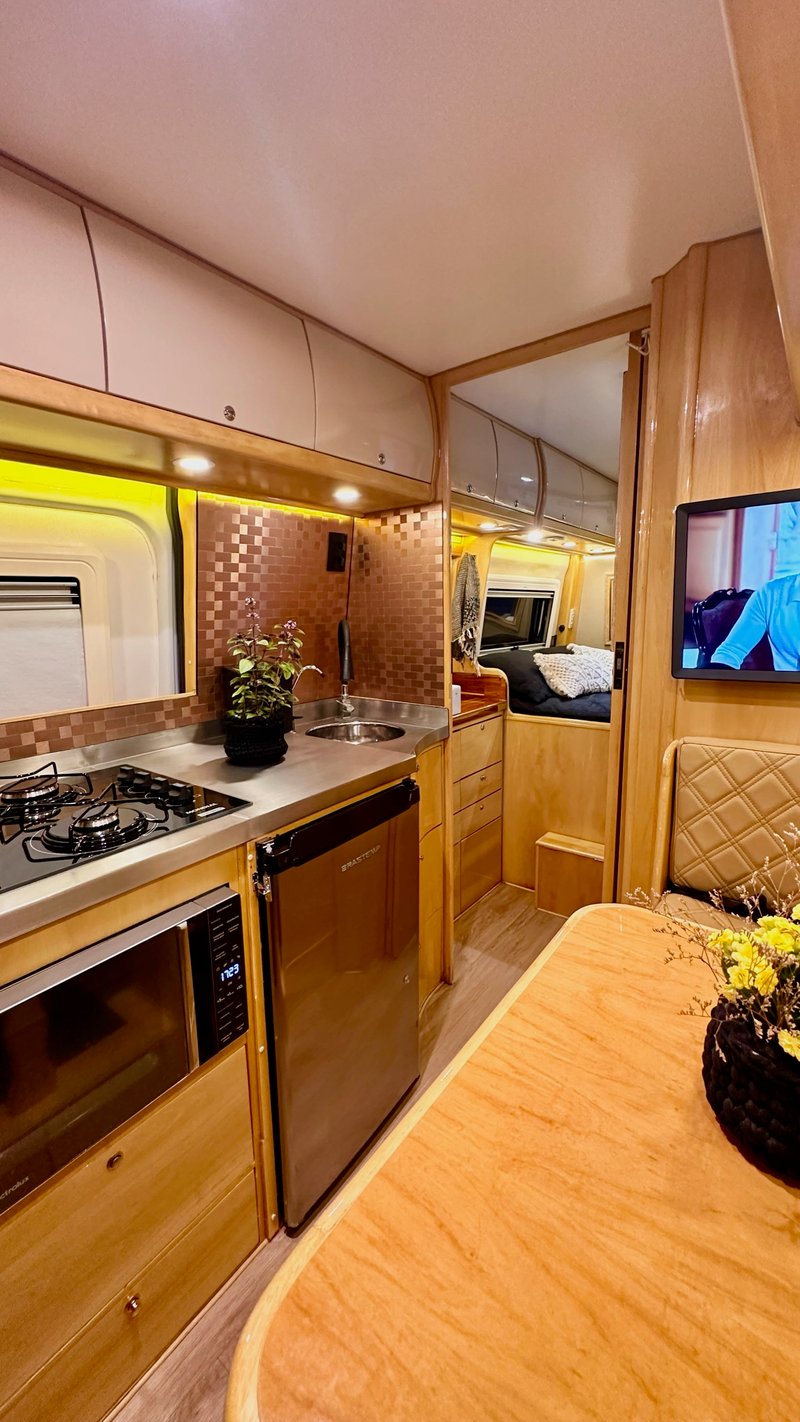 Interior premium do motorhome com smart TV e cozinha equipada (12)