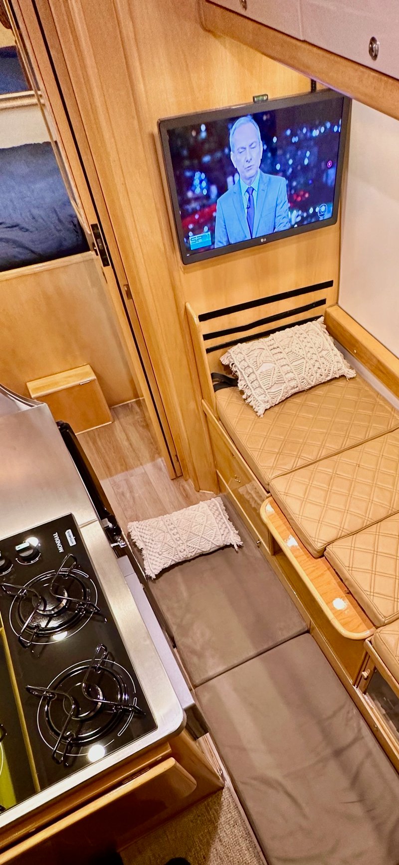Quarto confortável de motorhome com cama de casal (1)