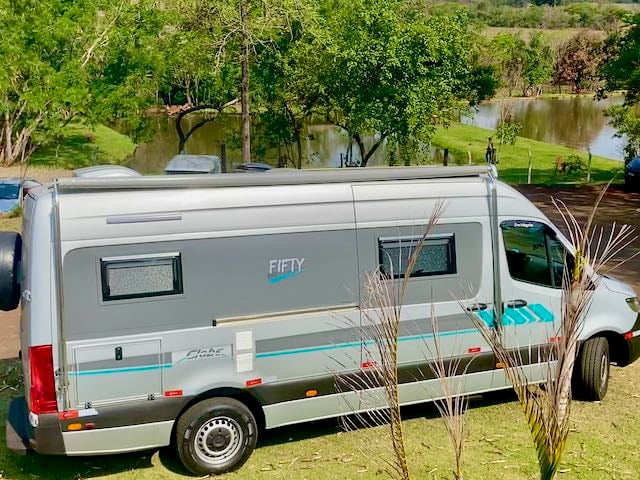 Motorhome em camping com céu estrelado (7)