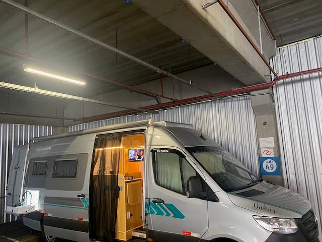 Cozinha externa do motorhome equipada com cooktop e micro-ondas (6)
