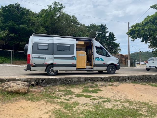 Cozinha externa do motorhome equipada com cooktop e micro-ondas (5)