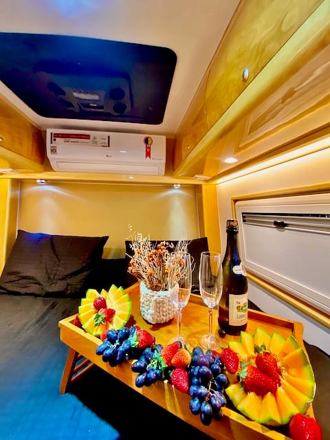 Motorhome iluminado à noite (4)