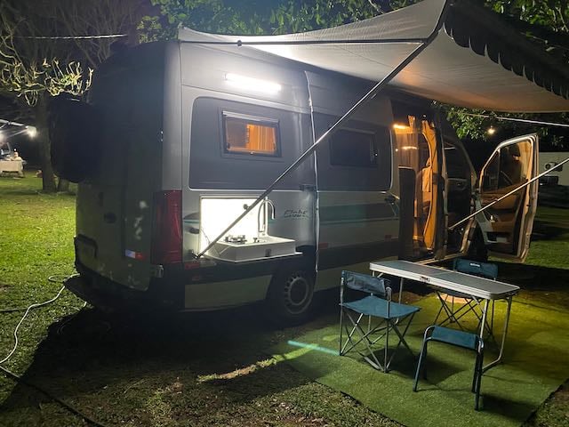 Motorhome iluminado à noite (2)