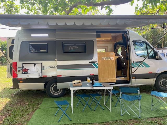 Motorhome em camping com céu estrelado (8)