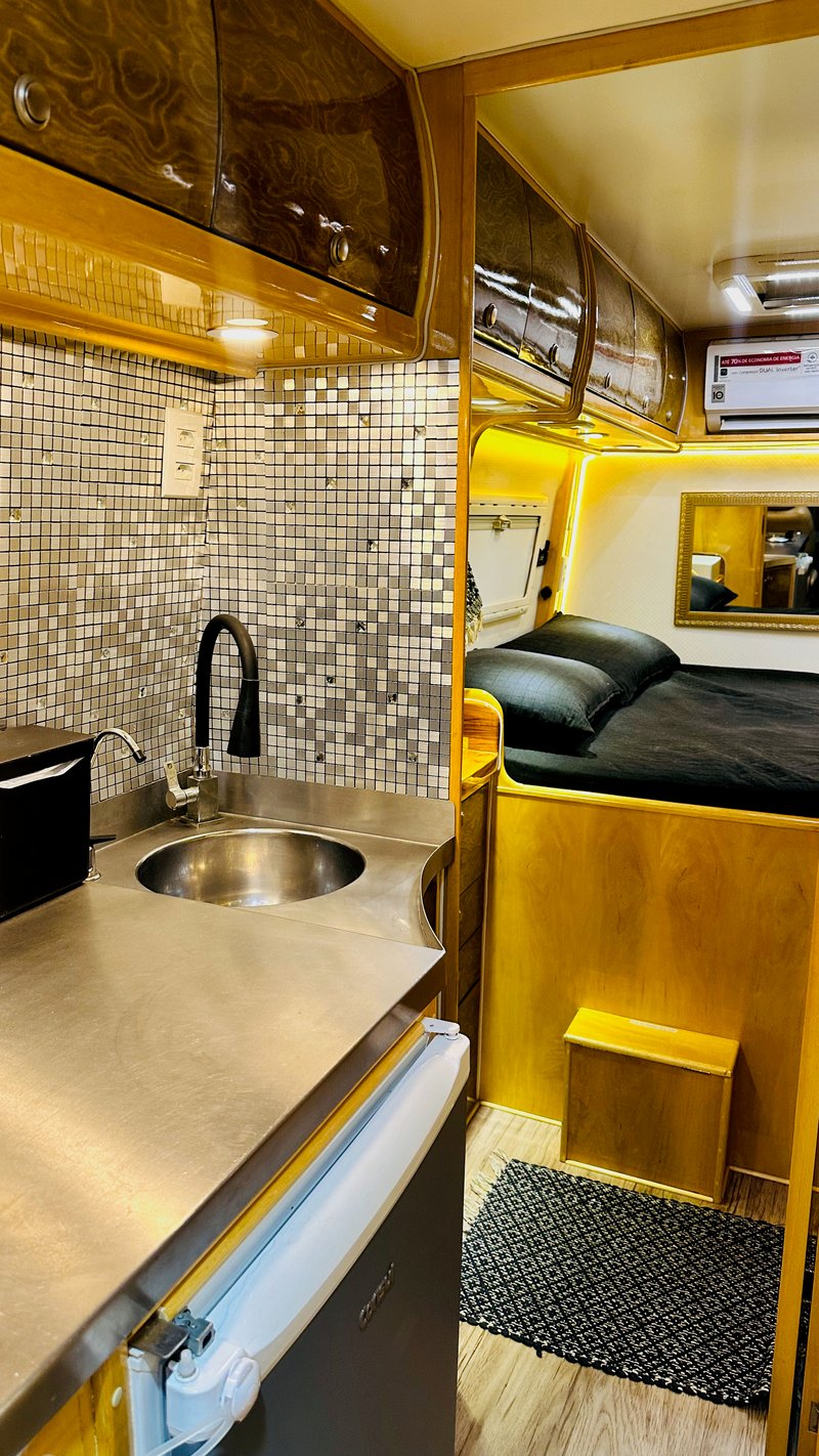 Interior premium do motorhome com smart TV e cozinha equipada (3)