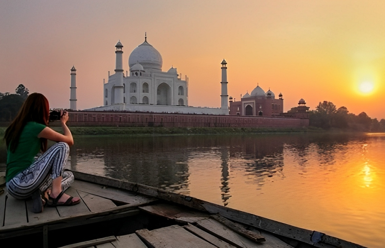 One of the things to do in Agra is boating in Yamuna River|Nohkalikai Falls|Hawa Mahal