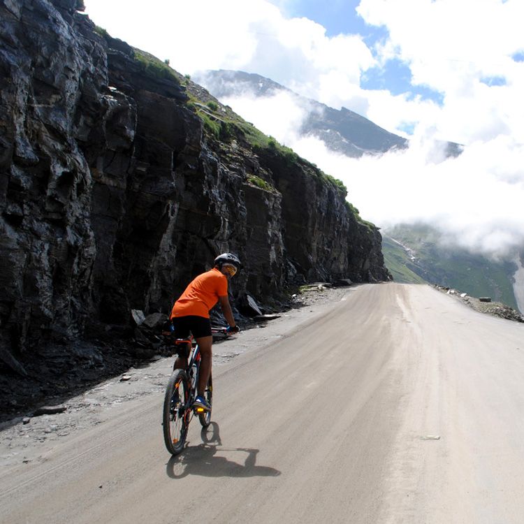 Manali to Leh Cycling Tour|Cycling-in-Kangra|Cycling-in-Sikkim|Cycling-to-Leh-to-Khardungl|Cycling-to-Nubra|Cycling-to-Spiti|Dha-Hanu|Leh to Pangong|Leh-to-Tso-Moriri|Srinagar-to-Leh
