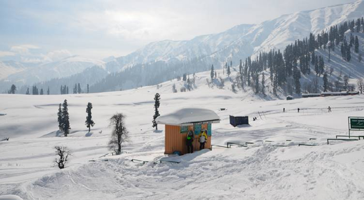 Munsiyari|khajjiar - Places in Himachal Pradesh to Experience Snowfall near Delhi in January|