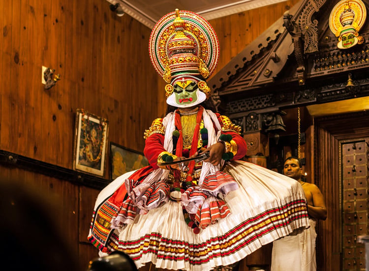 The-Kerala-Festival-Guide-When-To-Visit-For-A-Cultural-Extravaganza-You’ll-Never-Forget|Alpashi-Utsavam|Ambalapuzha-Arattu|Attukal-Pongala||Kalpathi-Ratholsavam||Makaravilakku|Onam|Thiruvathira|Vaikathashtami|