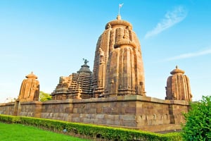 Places-to-visit-in-bhubaneswar|Dhauli-Shanti-Stoop|Khandagiri-Caves|Lingaraj-Temple|Mukteswara-Temple|Nandankanan-Zoological-Park|RajaRani-Temple|Odisha-State-Museum