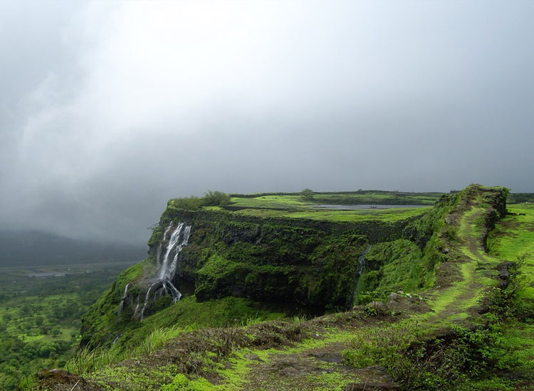 19 Best Places to Visit near Mumbai in April with Family For A Fun-Filled Break!
