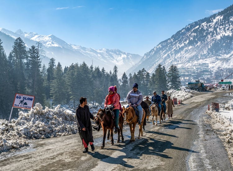 Best-Snow-Experiences-in-Kashmir-for-Indian-Tourists