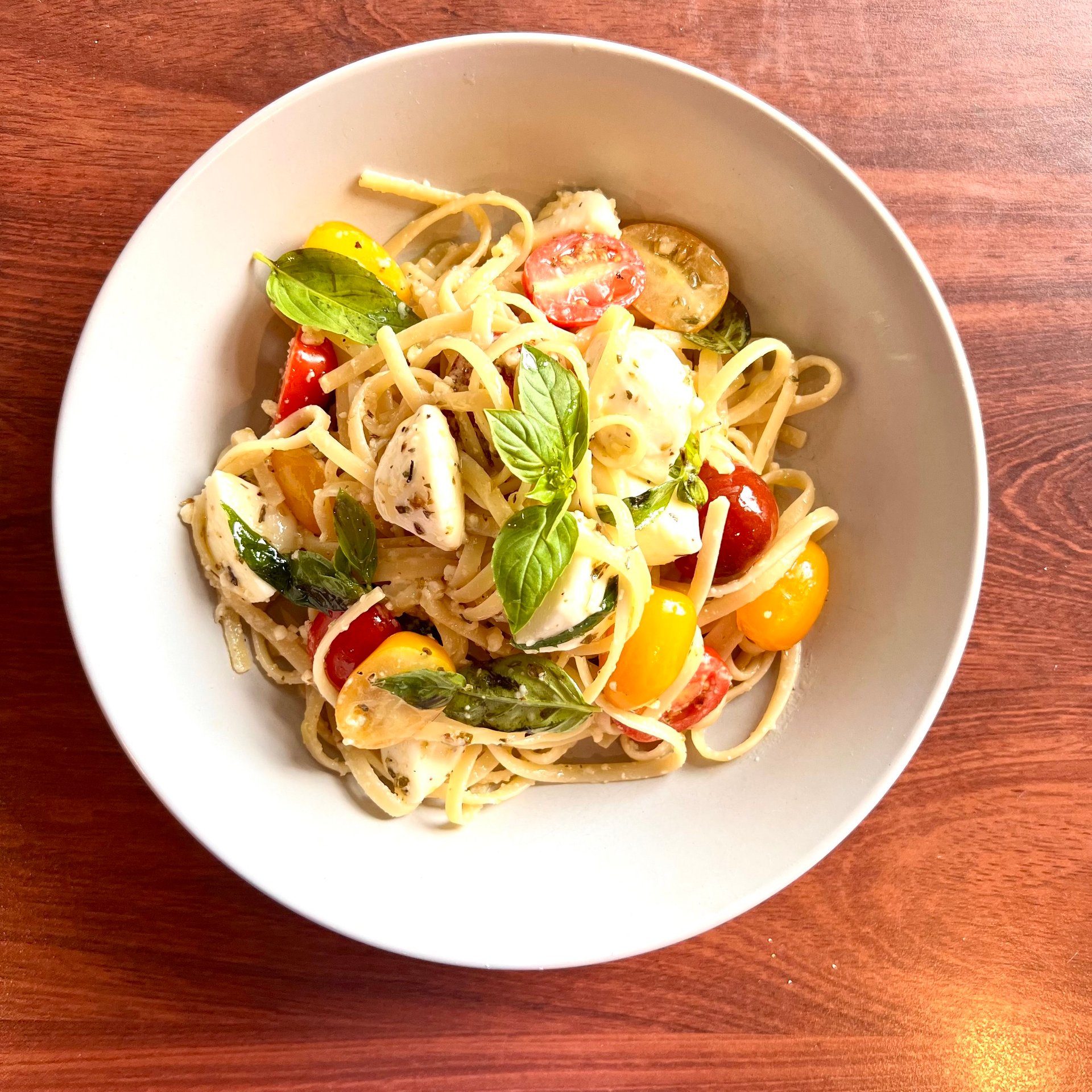 Linguine with cherry tomatoes, bocconcini and basil