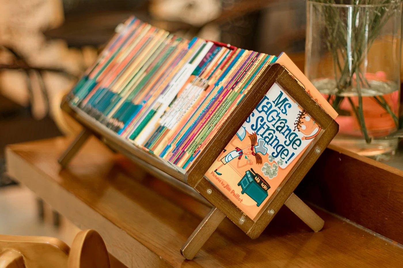 Ahşap Kitap Standı ve Kitaplar - 1
