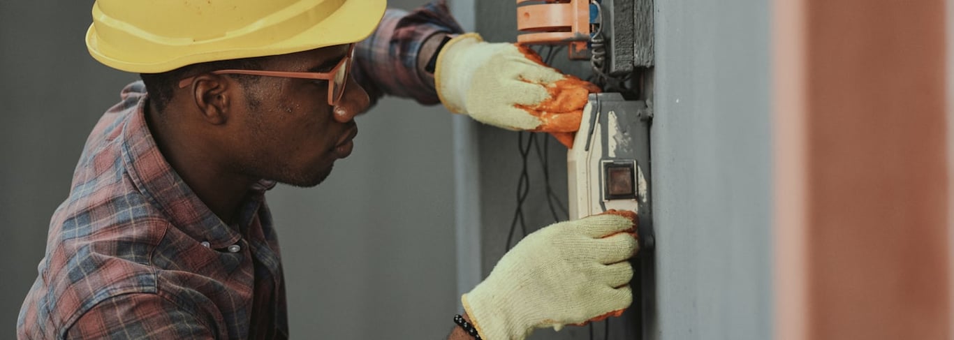 Schlüsseldienst Maier – Techniker installiert ein Hochsicherheitsschloss